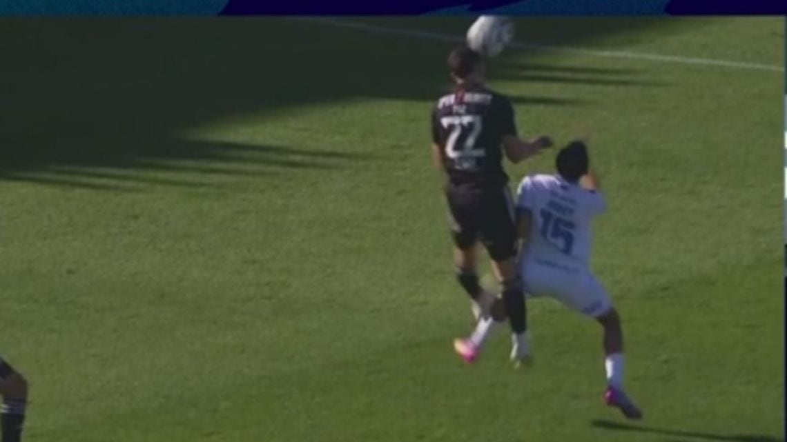 Vélez no pudo quebrar a Riestra en la modorra de Bajo Flores y se llevó un punto que le quedó corto