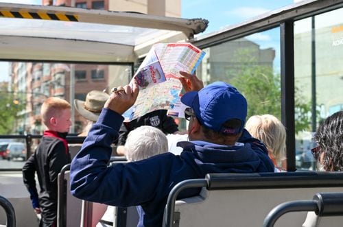 Subirse sin pagar: cómo moverse por Neuquén en los buses turísticos gratuitos que ya usan miles de viajeros