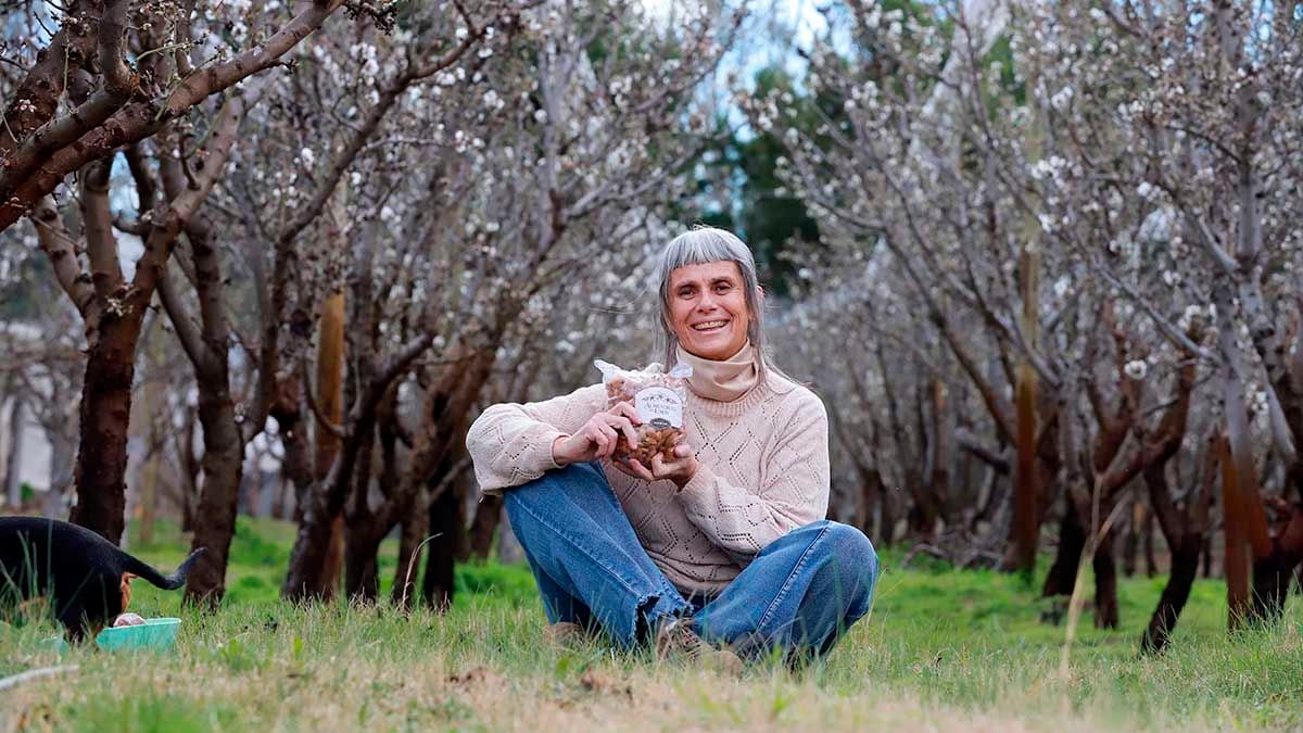 Teresita, la profesora que hizo florecer almendras en un lote baldío de Plottier