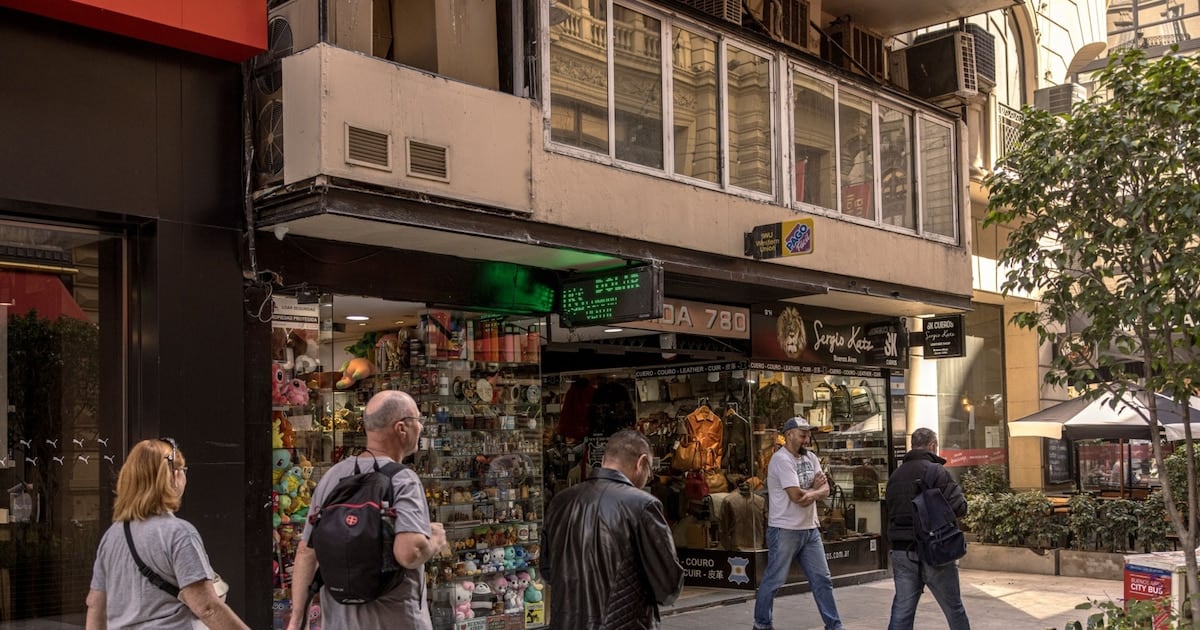 El minorista cedió cinco pesos en el Nación y el blue avanzó la misma cifra en una jornada con mercados disociados