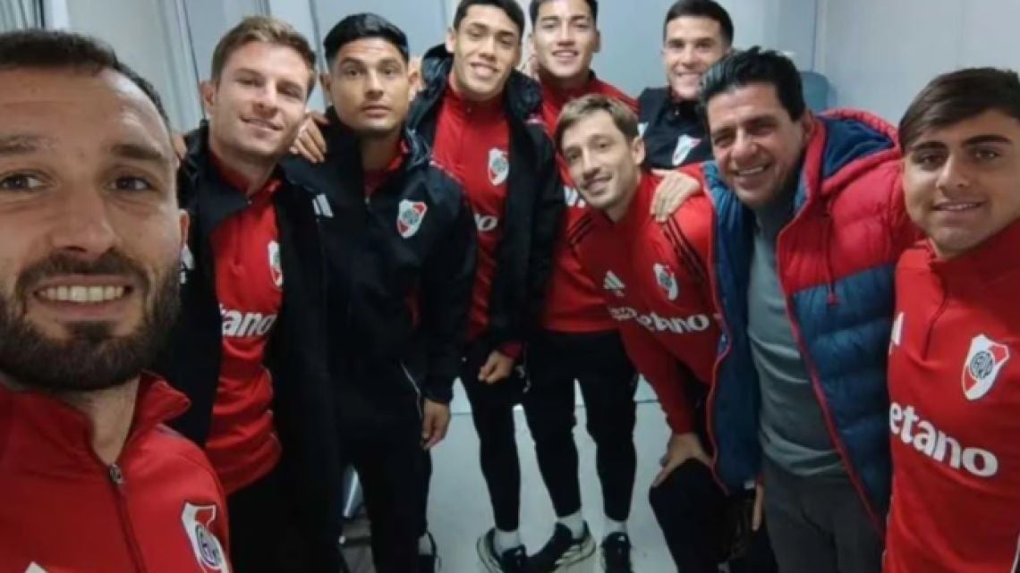 River tiene dos colgados del armario y se le acaba el tiempo