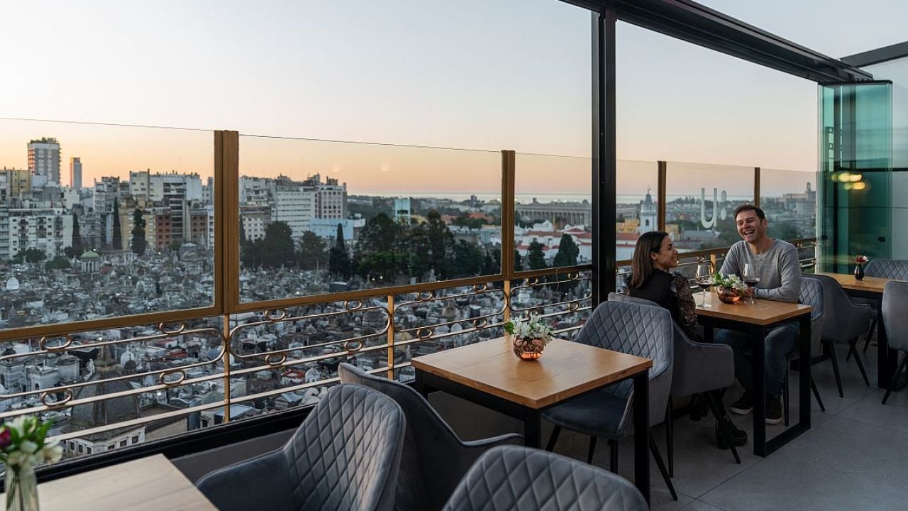 Una terraza con vista de pajarraco sobre el cementerio más famoso de Buenos Aires