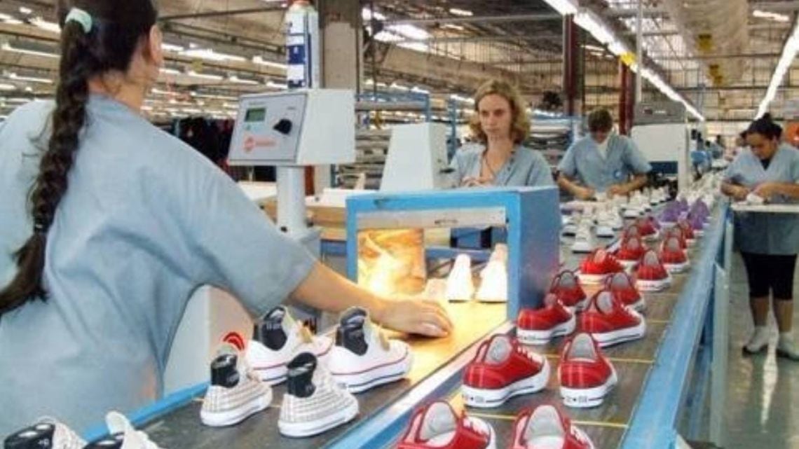 La planta de Converse en Las Flores apagó sus líneas y dejó en la calle a toda la plantilla de operarios
