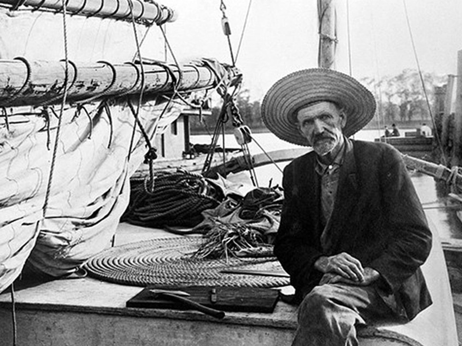 El hombre que le dio la vuelta al mundo en un balandro podrido y se lo tragó el mar sin devolverlo