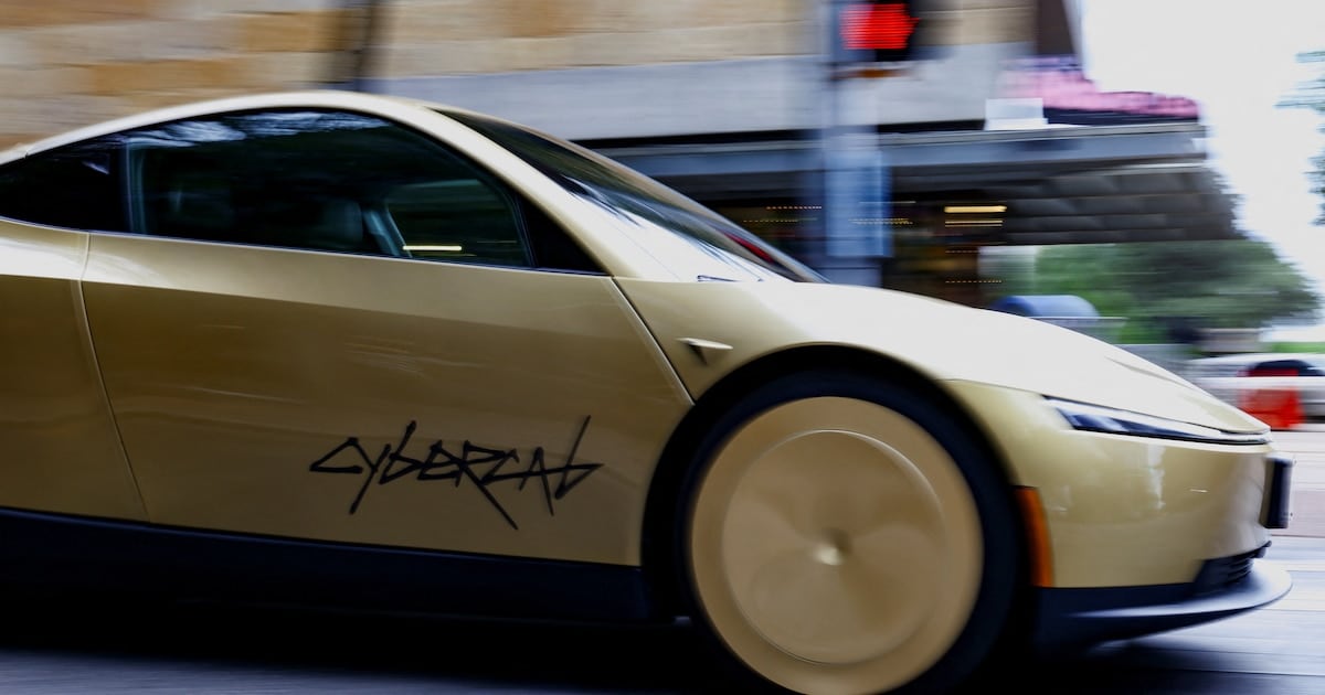 El Cybercab de Tesla se topa con la lupa del regulador: ¿alcanza con decir que cumple?