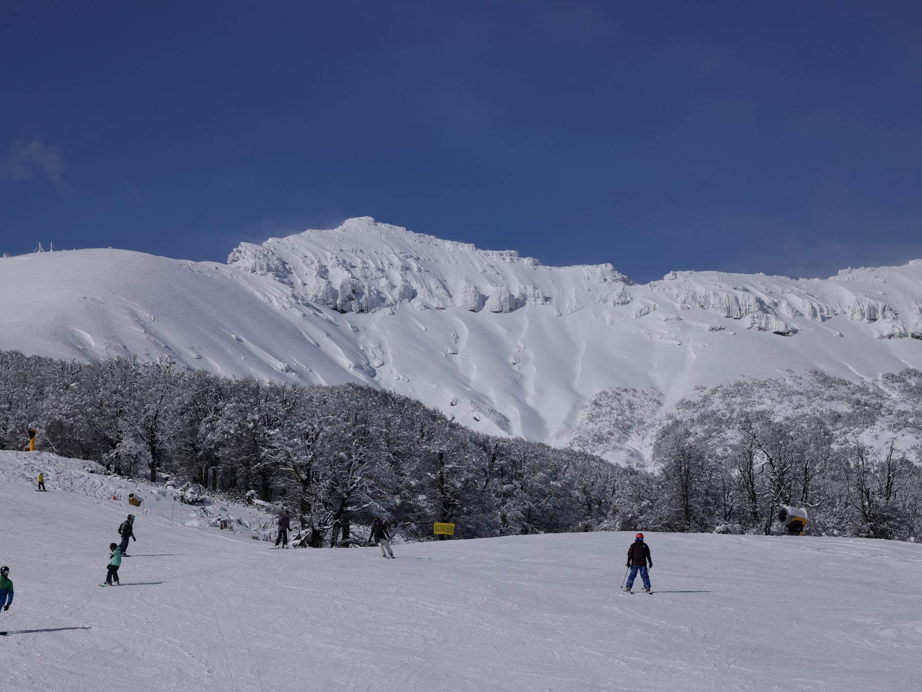 Septiembre en la montaña: los cerros argentinos que todavía tienen nieve, menos gente y precios más amables