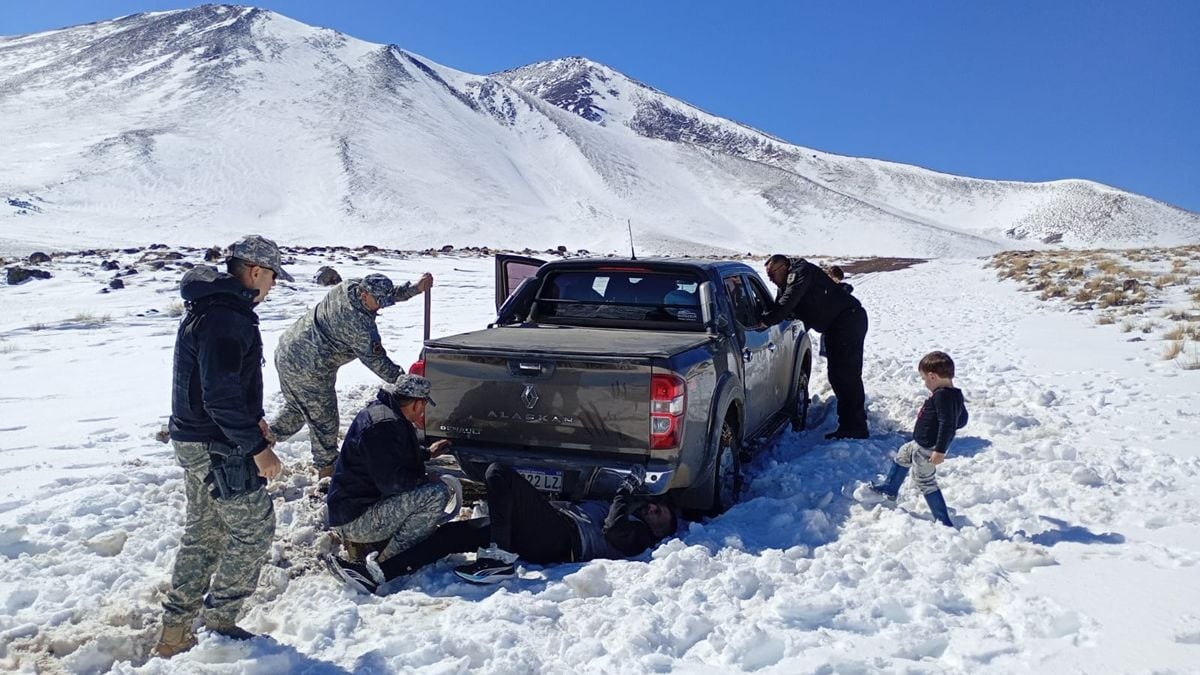 Quince kilómetros a pie sobre la nieve para alcanzar la ruta y volver con su familia