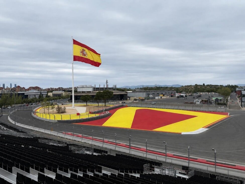Madring ya asusta antes de debutar y Sainz lo blanquea: "es complicadísimo, lo vimos todos en el simulador"