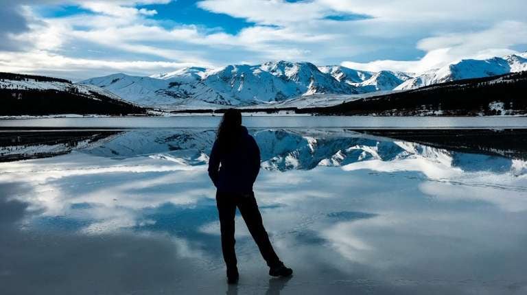 El invierno se adelanta en el norte neuquino: aire antártico, nieve y una helada que promete hacer crujir los caños