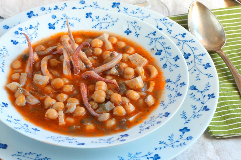 Garbanzos con calamares: el guiso de mariscos que se resuelve en veinte minutos y mejora de un día para otro