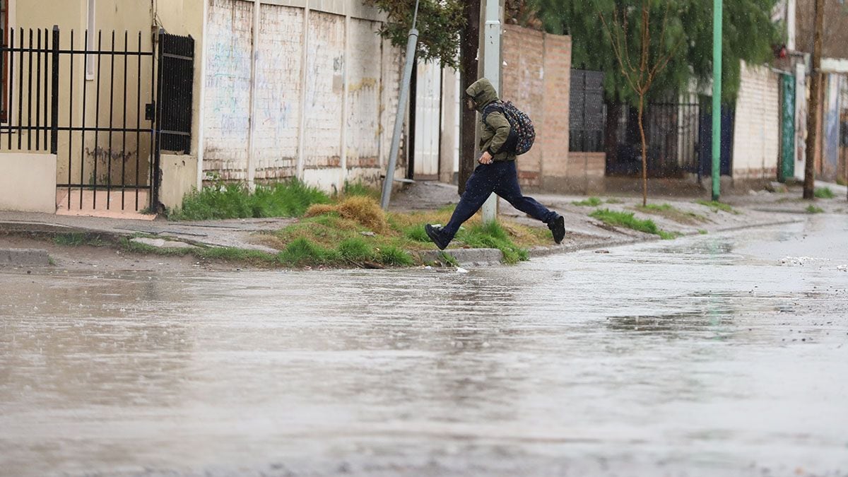 Neuquén se prepara para una jornada blanca: el frío, la nieve y la lluvia que ya se sienten en la calle