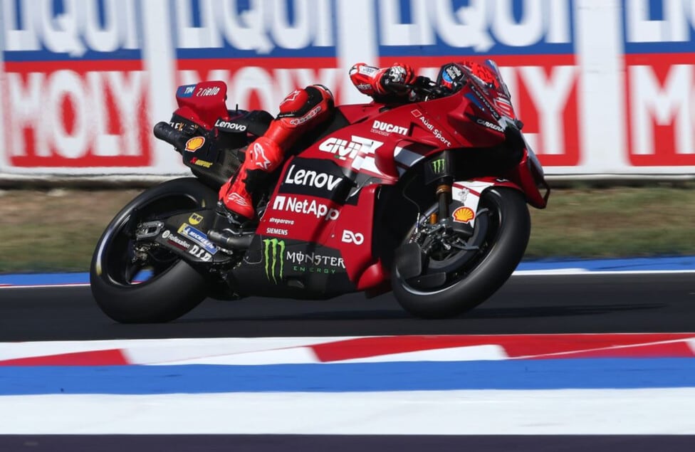 Márquez avisó en Misano: el español metió la referencia del viernes y dejó a Martín octavo