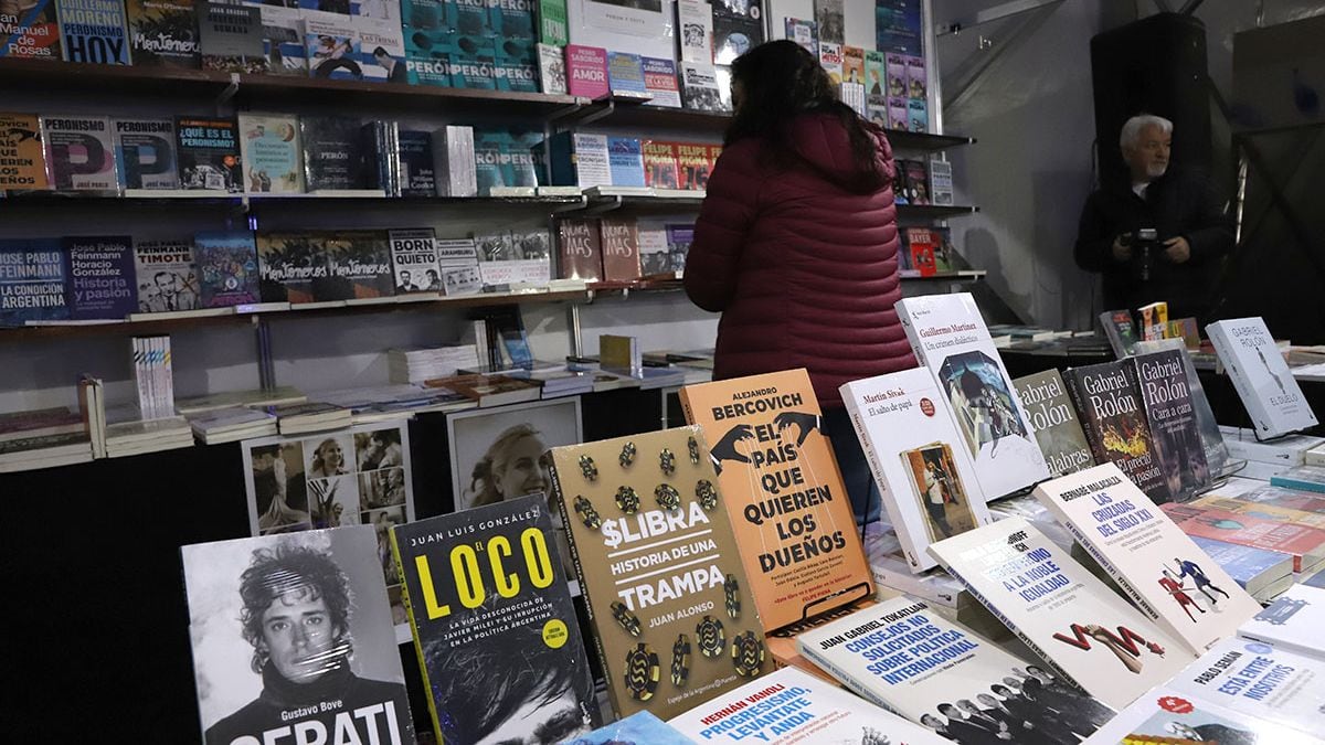 La Feria del Libro de Neuquén abrió en el Parque Central con libros desde 2.000 pesos y una estrategia de combos para tentar al público