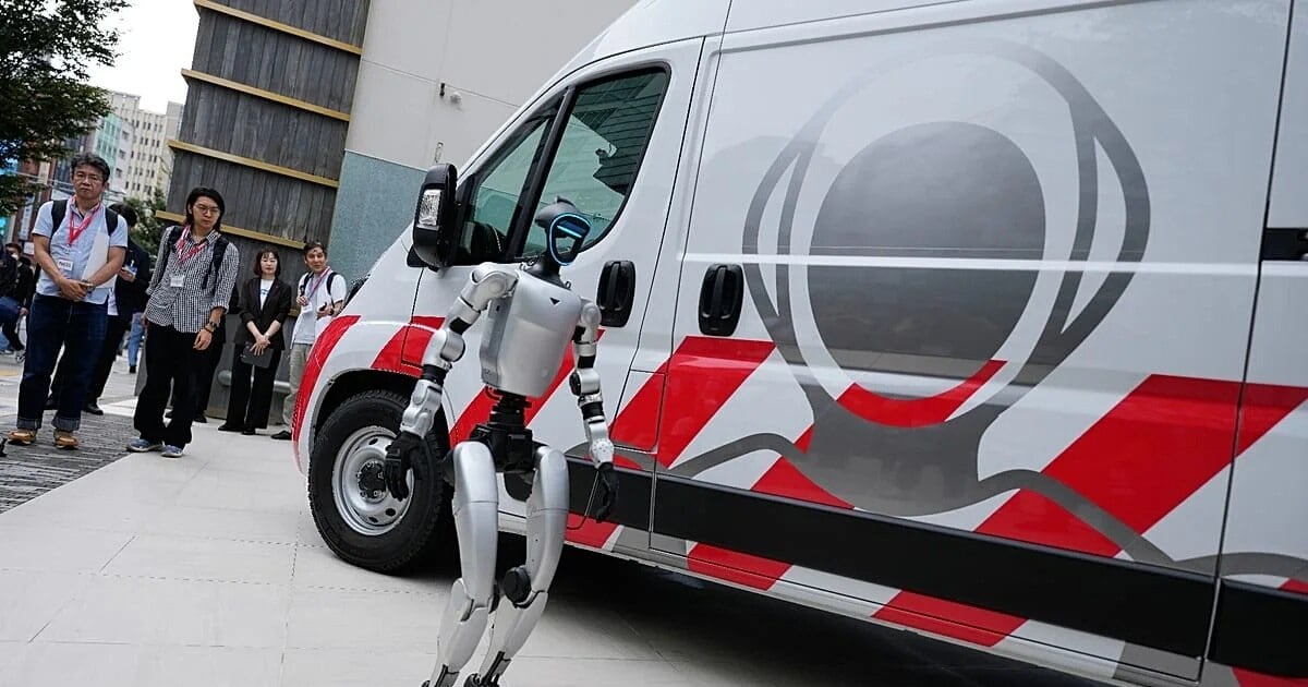 La ambulancia que llega al galpón cuando el robot se rompe: cómo funciona el nuevo taller rodante de Japón