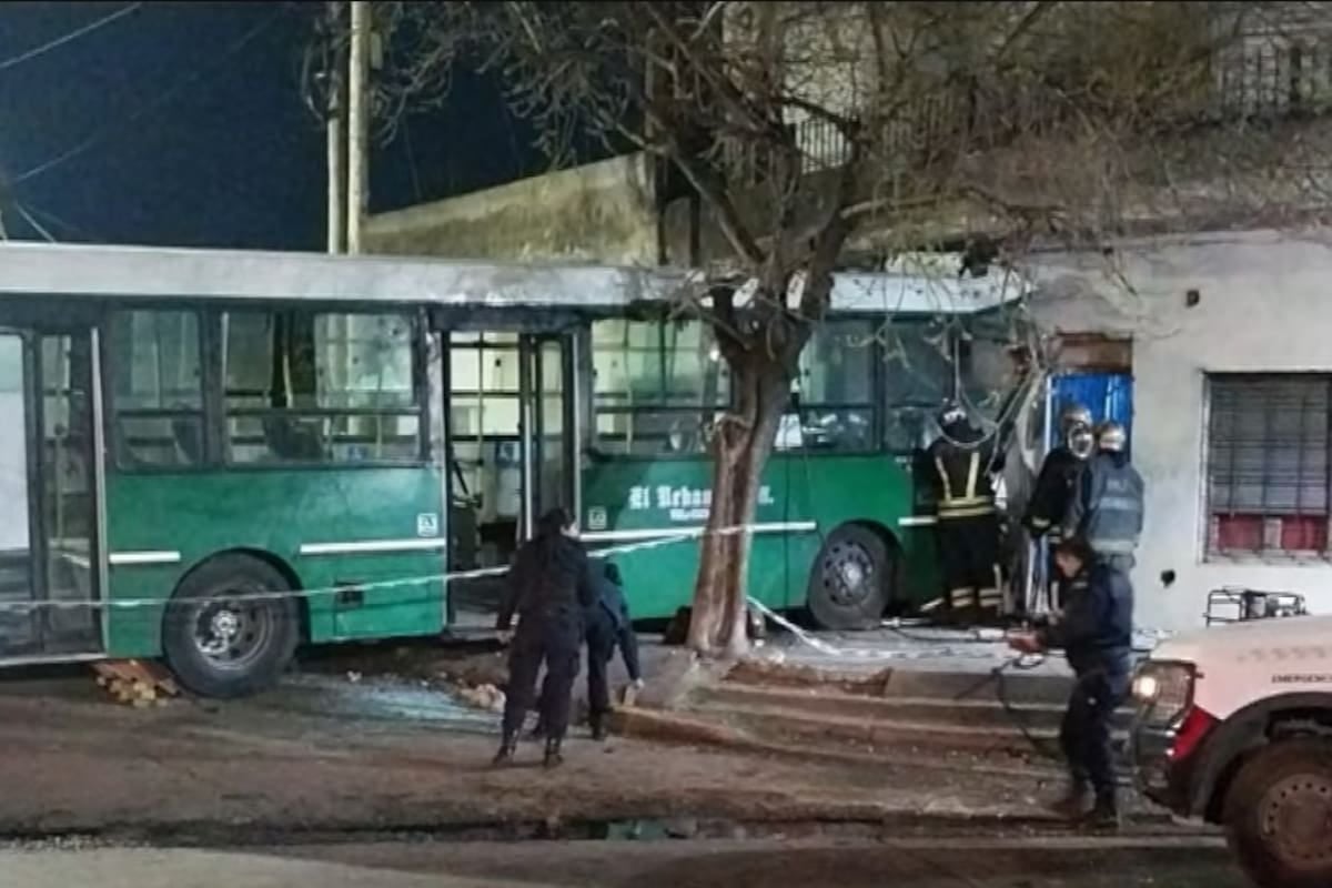 Un colectivero de la línea 527 murió tras impactar su unidad contra una vivienda en Temperley