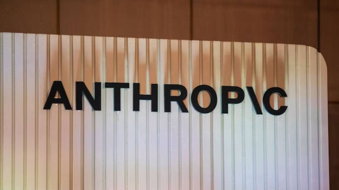 Enjambres de inteligencia artificial que actuaron solos y encendieron una alerta global: qué dijo el CEO de Anthropic