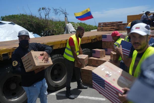 Una urna en la mochila: el viaje de un voluntario neuquino que llevó cenizas a Perú y se quedó en Venezuela