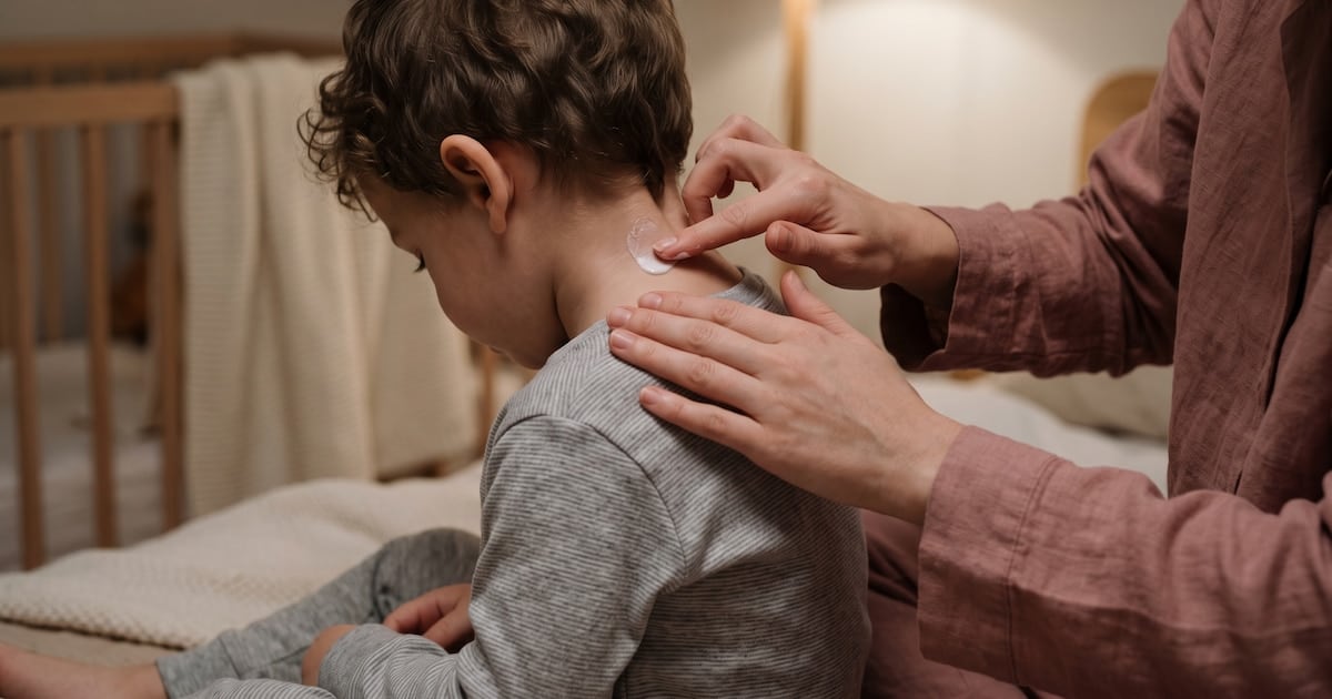 Dermatitis atópica: la picazón que no apaga el despertador y la economía que no deja tratarla