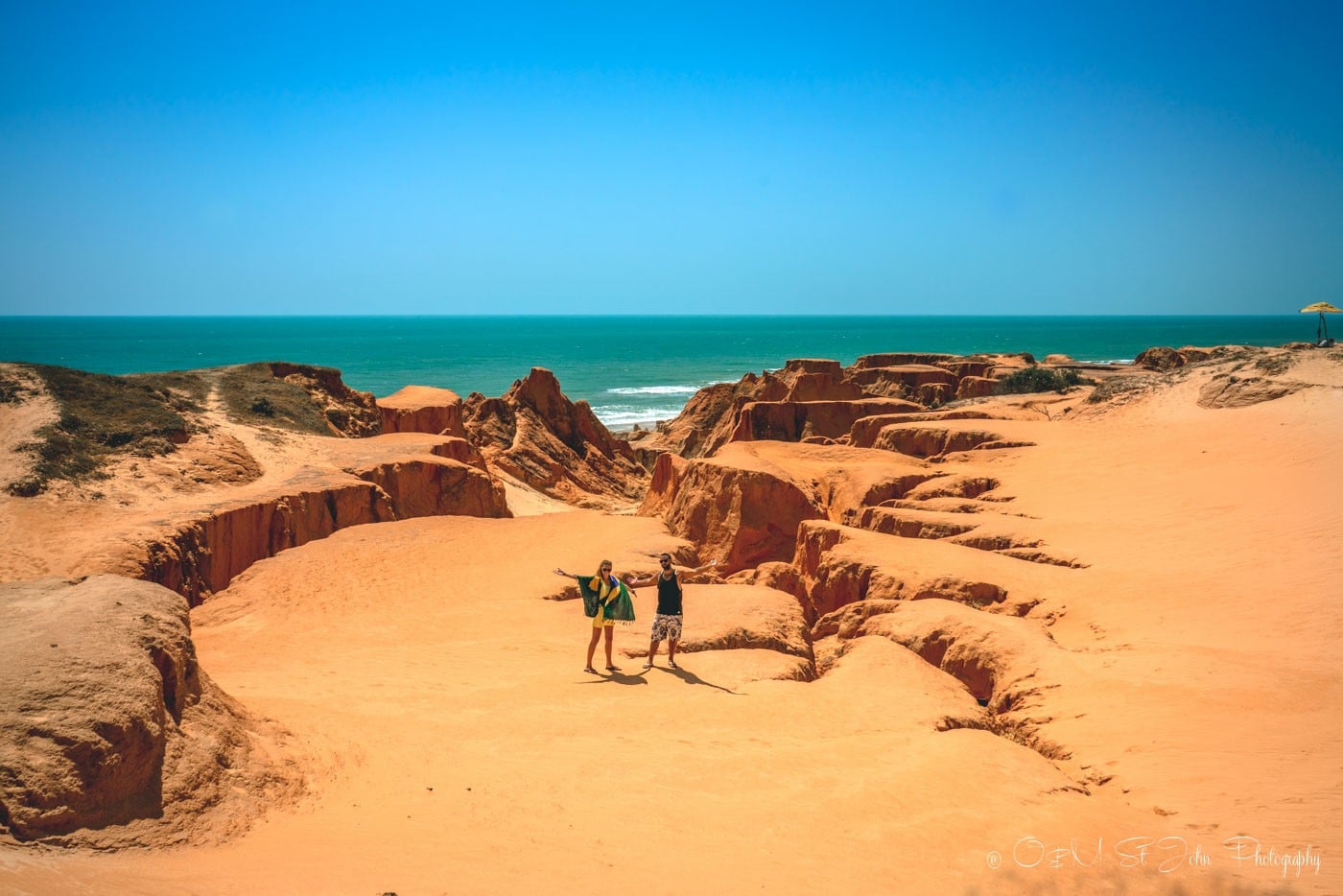 Pipa, el balneario del nordeste brasileño que combina once playas, delfines y acantilados rojos en la costa de Río Grande del Norte