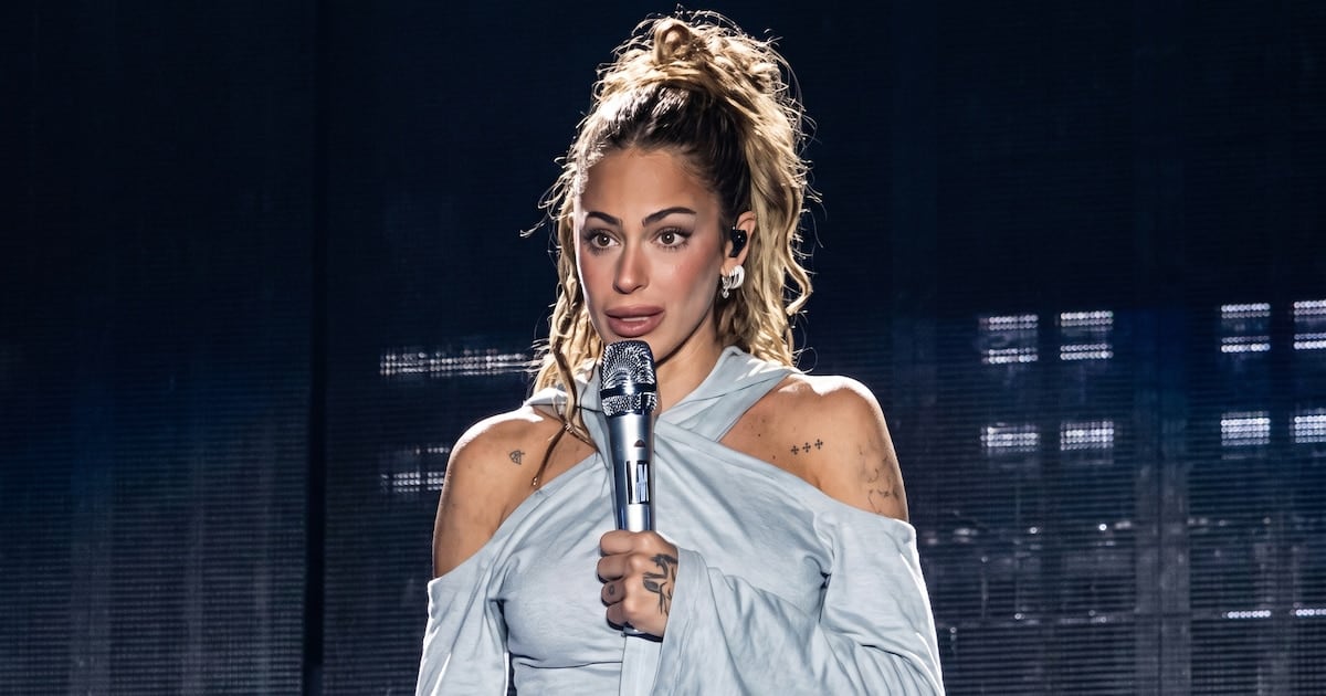 Tini se plantó en el escenario y contó lo que muchos todavía susurran: que estuvo al borde y se levantó