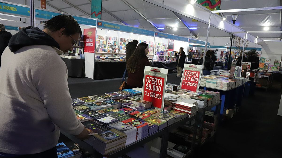 Una jornada que mezcla tinta, poesía y pantalla: así se vive el miércoles en la Feria del Libro de Neuquén