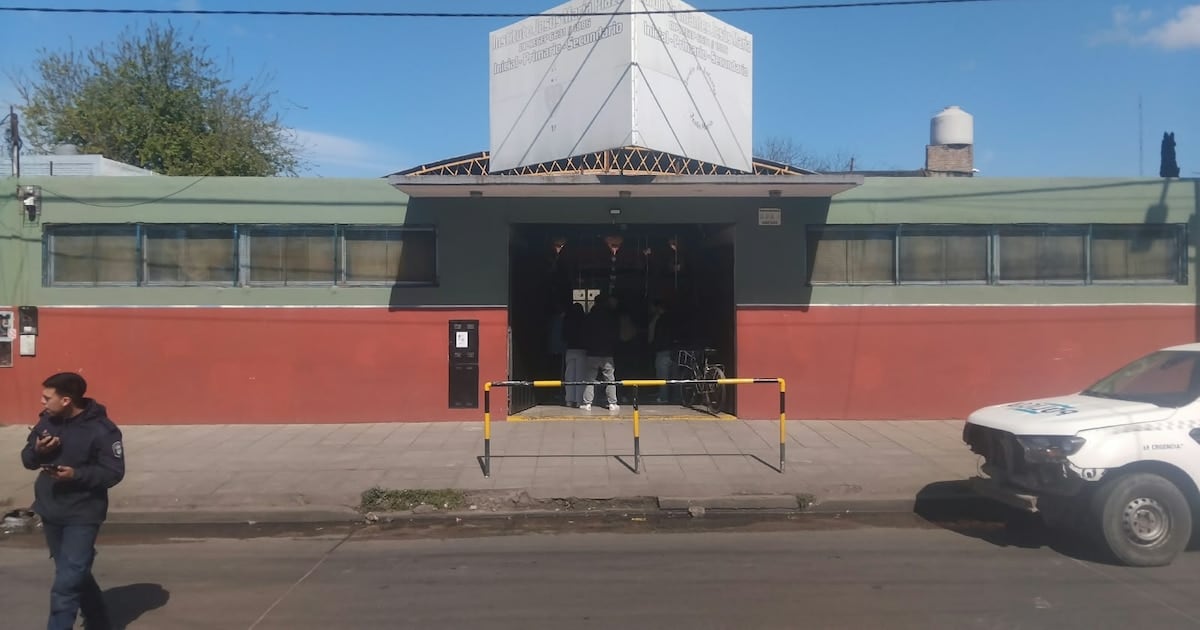 Un revólver en la mochila: un disparo accidental sacudió a una escuela secundaria de Villa Dorrego