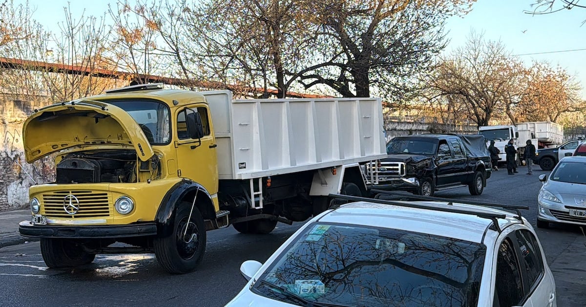 Una mujer de 72 años resultó herida tras un choque entre un camión y una camioneta en Mataderos