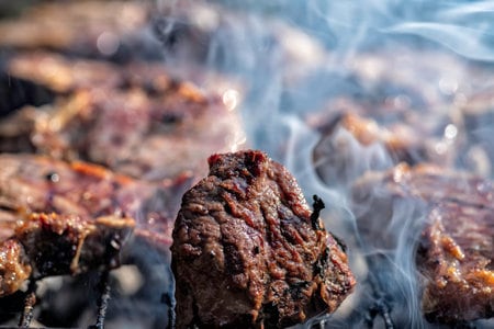 Una cena con vistas al fuego: once pasos de carne rioplatense en lo alto de una parrilla paulista