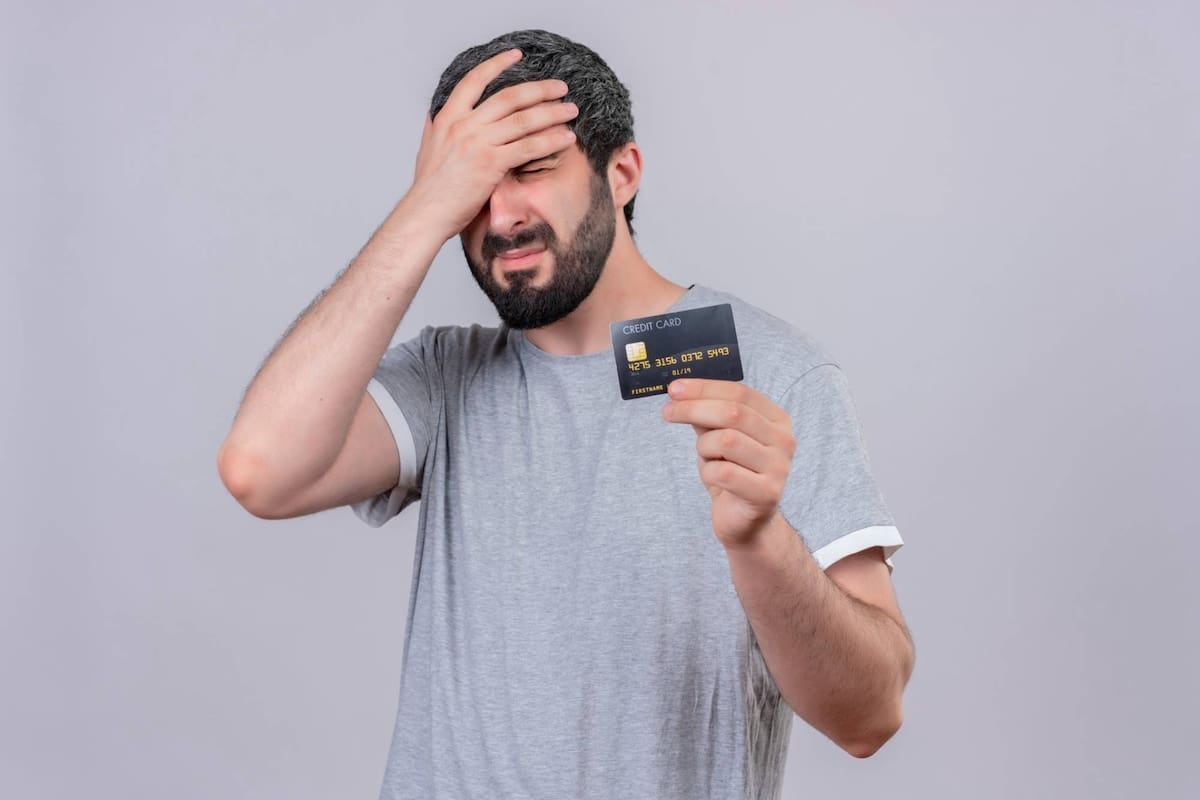 Pagar el mínimo de la tarjeta de crédito: cómo se conforma la deuda que queda pendiente y por qué se acumulan los intereses