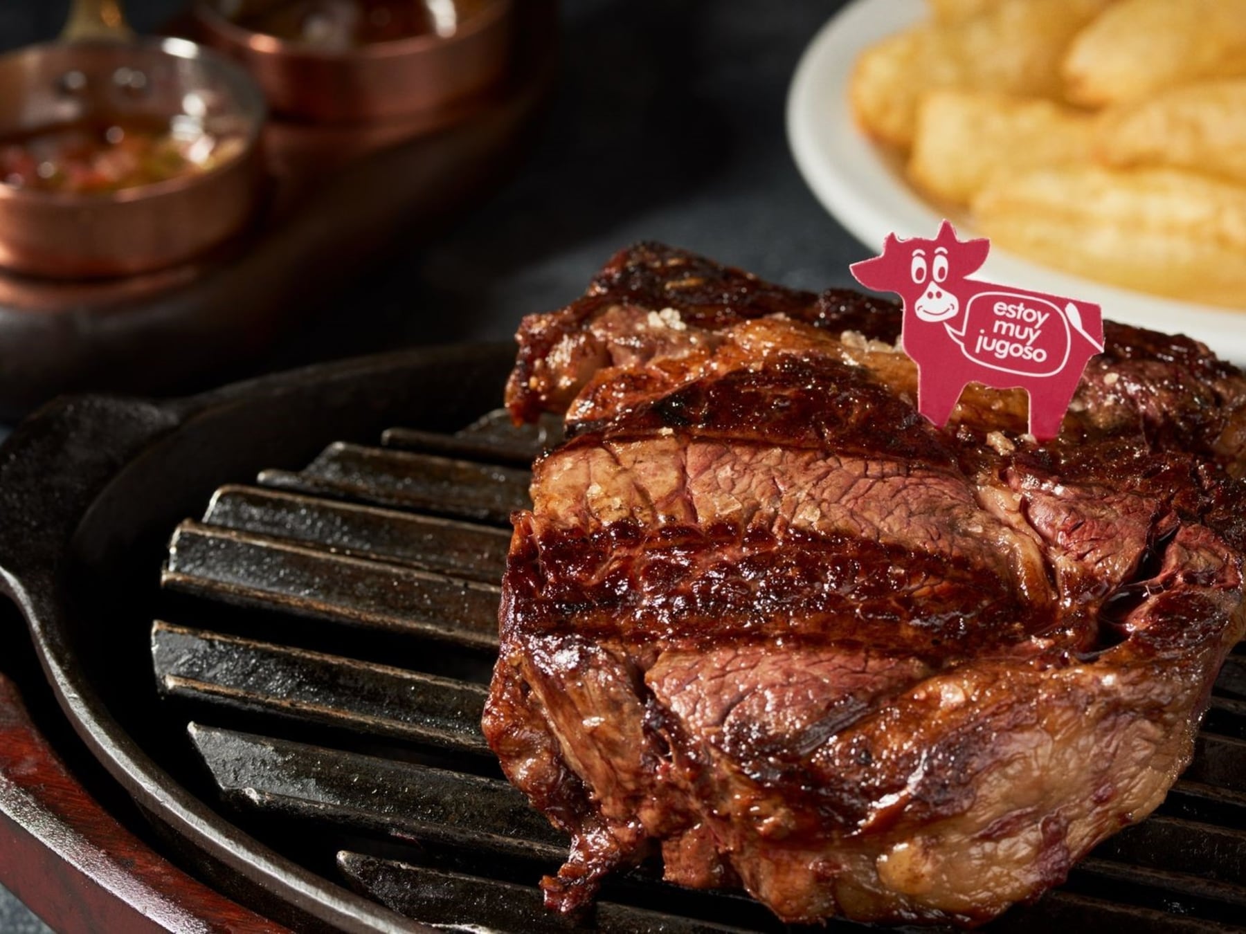 Oro y bronce en la parrilla: los bifes argentinos premiados que se sirven en Puerto Madero a más de ochenta mil pesos