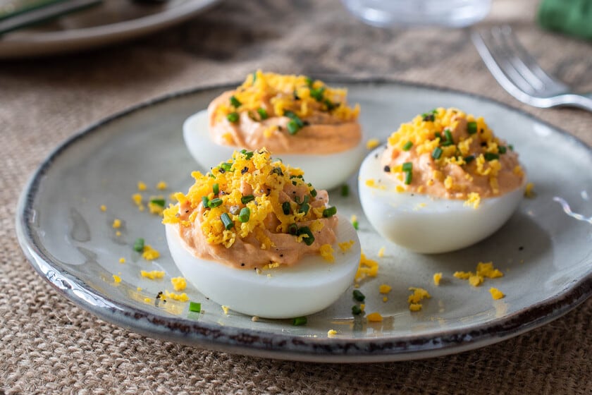 El truco del colador fino que vuelve a los huevos rellenos una experiencia cremosa de verdad