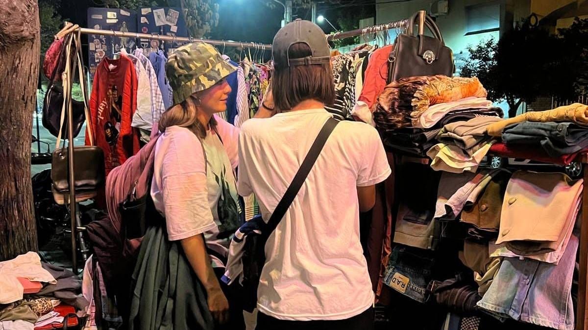 Una vereda con doble turno: feria de tarde y fiesta queer hasta el amanecer en Neuquén