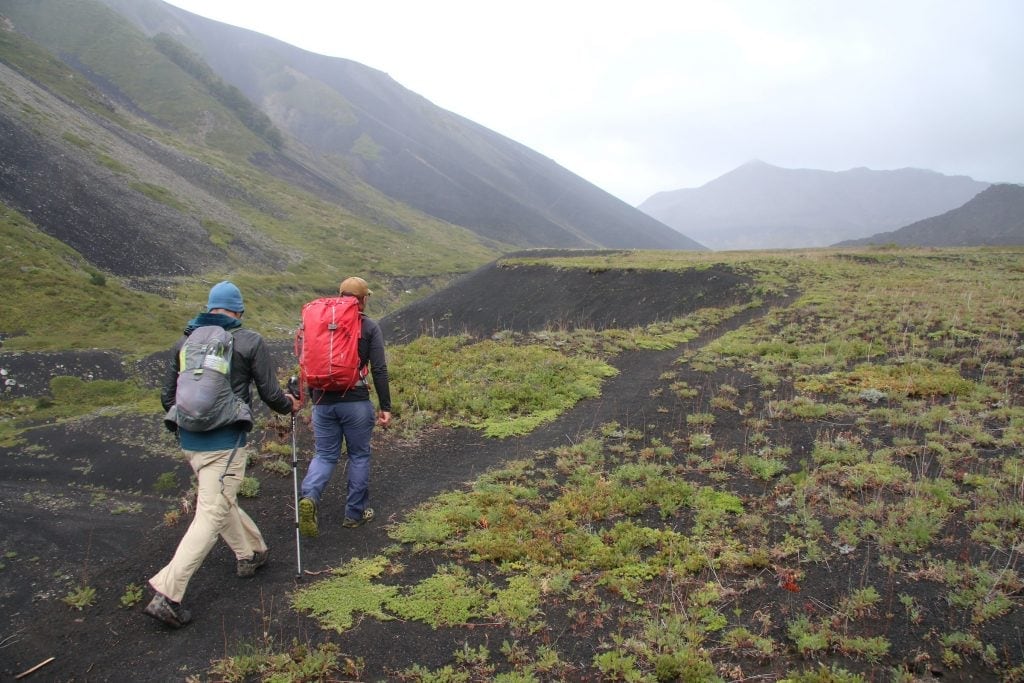 Caminar por las entrañas del Malacara: una invitación a meterse dentro de un volcán en el sur mendocino