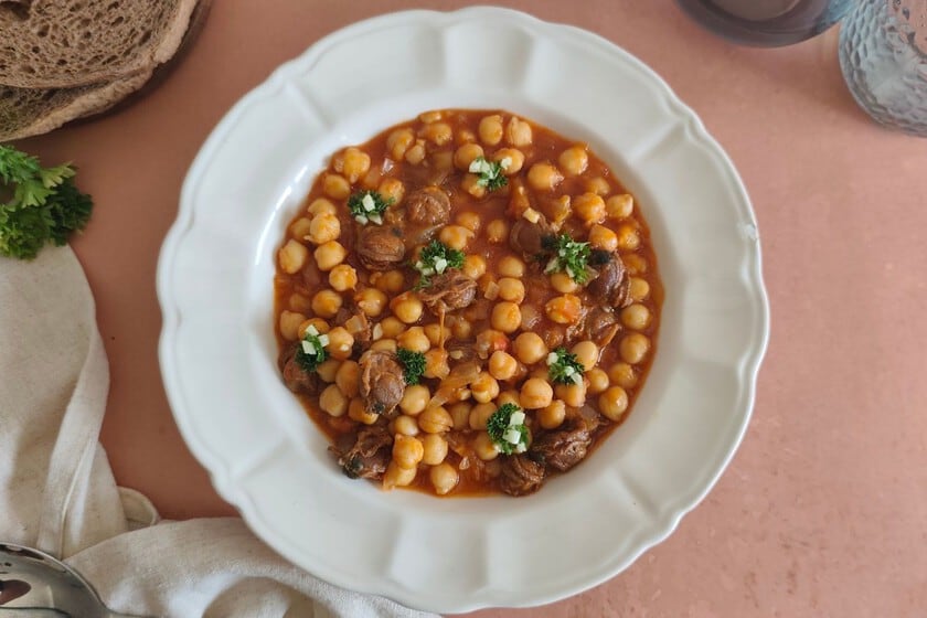 Garbanzos y zamburiñas: un guiso rápido con conservas para resolver la mesa en menos de media hora