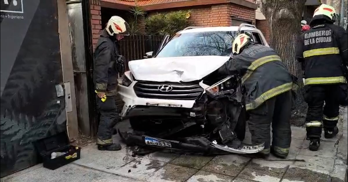 Un auto chocó contra vehículos estacionados en Palermo y terminó sobre la vereda