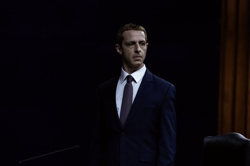 Jeremy Strong quiere que lo odies otra vez, esta vez vestido de Zuckerberg
