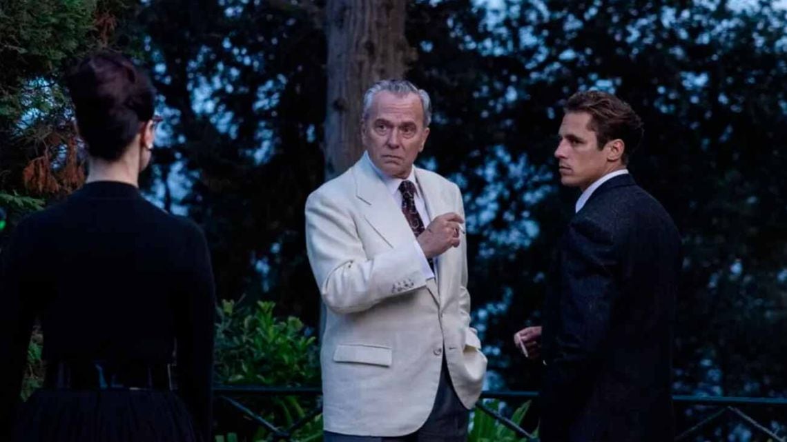 Un Sherlock de cartón piedra, un muerto y un hotel sin salida: Netflix apuesta al policial clásico con aroma español