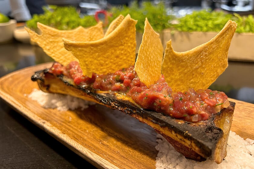 Carne cruda sobre hueso: la propuesta de Barra Baja que pone el tuétano como base