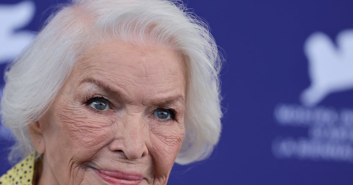 A los 93, Ellen Burstyn pasea, levanta peso y se cuida: qué se puede aprender de su rutina