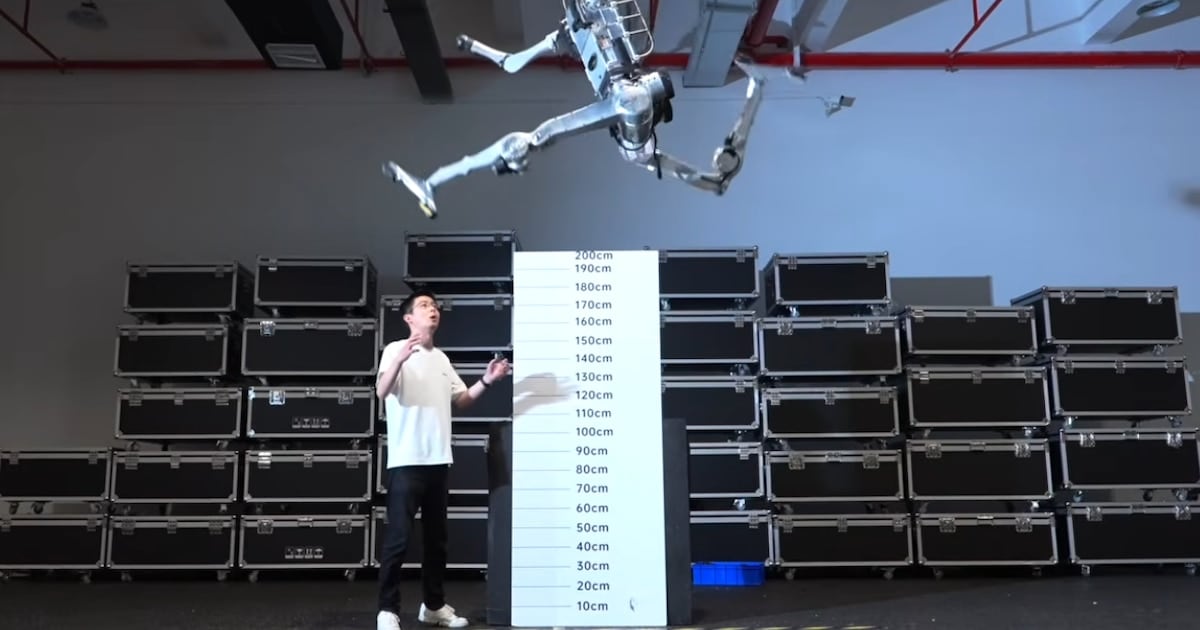 Divya filma su rutina en la cocina y la IA aprende de sus manos: la historia del trabajo que entrena robots desde India