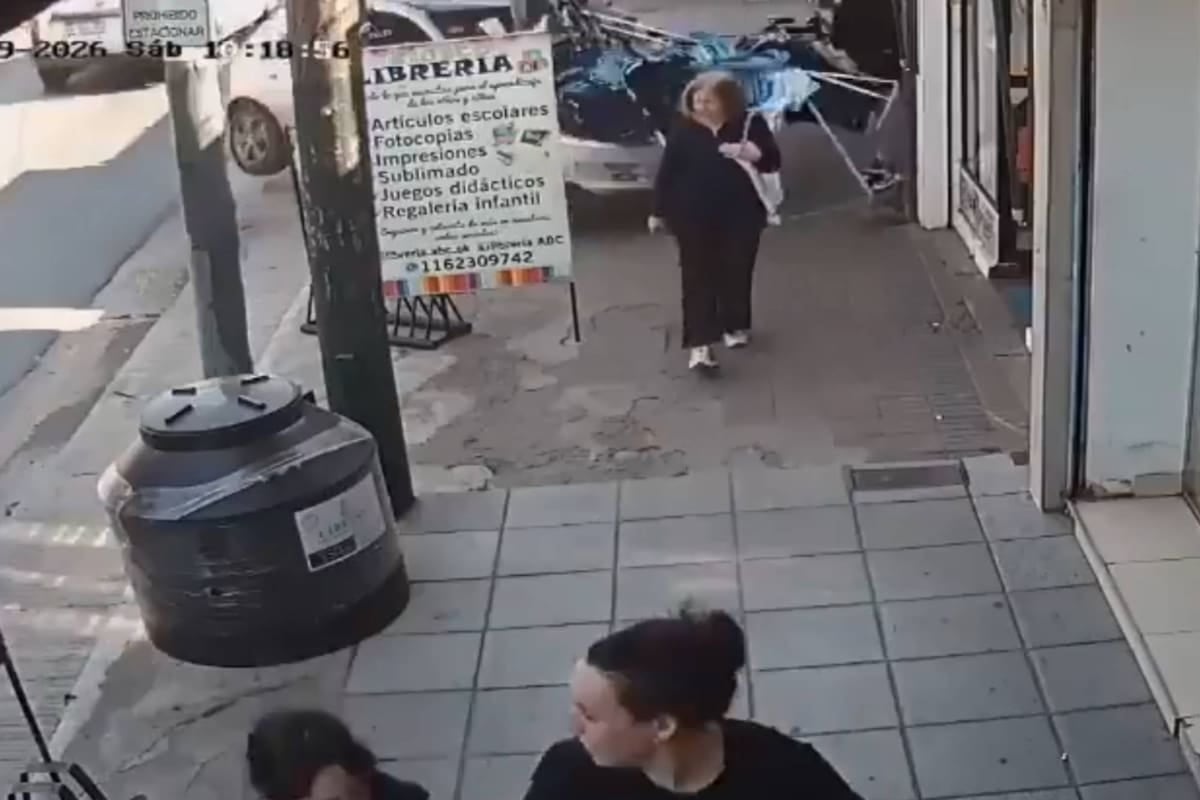 Atropelló en la vereda, embistió un exhibidor y dejó a una joven atrapada bajo la estructura en Almirante Brown
