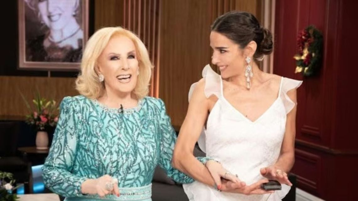 Juana se queda con el sillón de Mirtha hasta nuevo aviso (y la abuela, mirando tele desde la clínica)