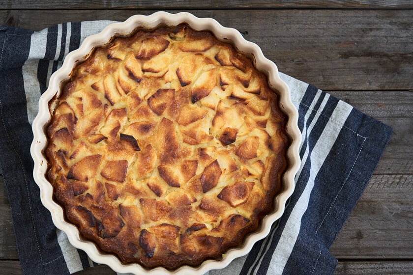 Manzana, batidora y molde: la tarta que se arma en un bol y se resuelve en 30 minutos de horno