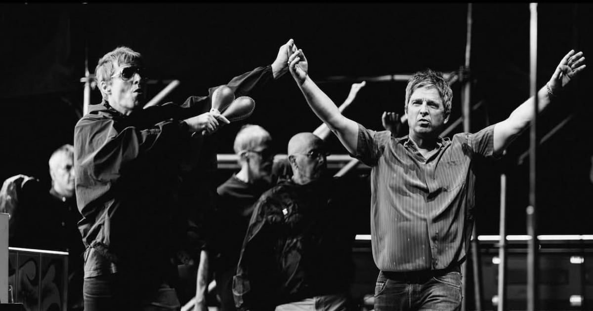 Diez minutos en una tribuna y un pogo que vale un premio internacional: el retrato perfecto de un recital de Oasis en Argentina