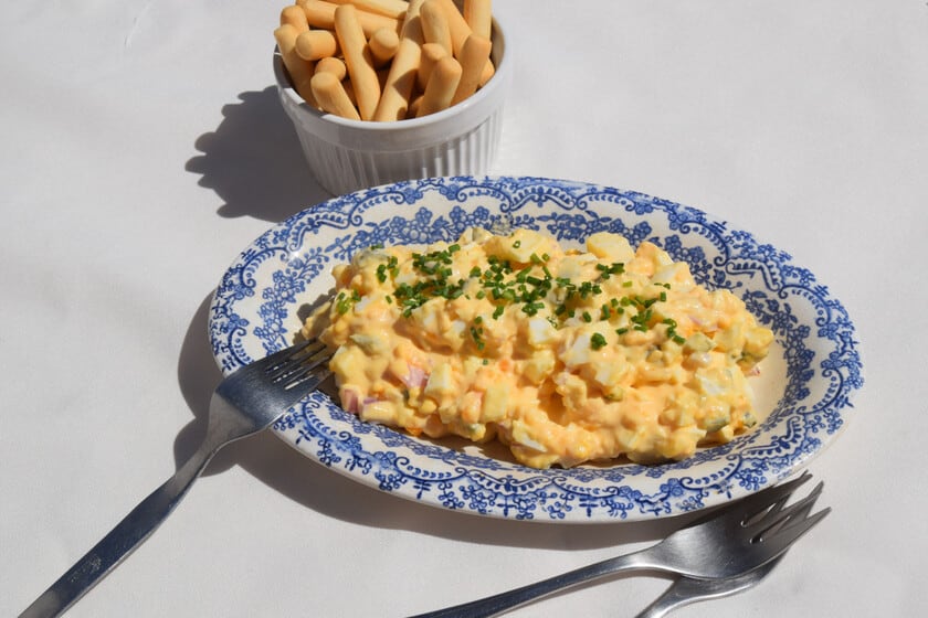 La ensalada de huevo sin papa que se anima a competirle a la ensaladilla: cremosa, con mostaza y lista para el sándwich