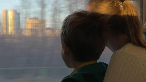 Un pibe, un tren y la Ciudad que solo existe en una pantalla: llega a Buenos Aires la película que ya no verá su codirector