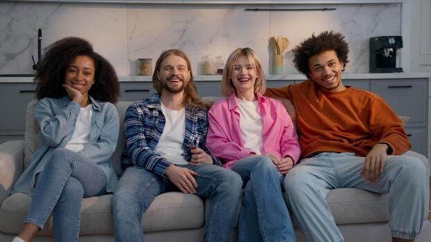 Doce series para zambullirse sin culpa: del colapso social al living de los Durrell
