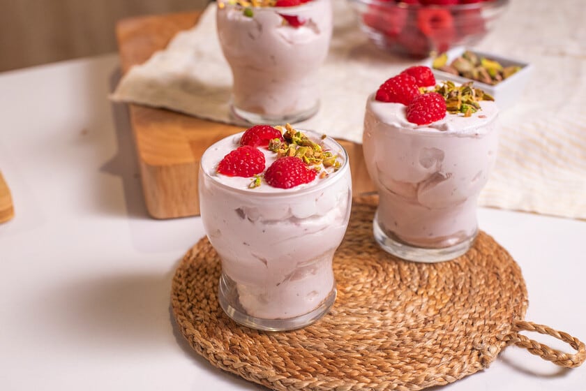 Una mousse de frambuesas sin huevo, con queso crema y yogur griego, que se arma en quince minutos y se resuelve en la heladera
