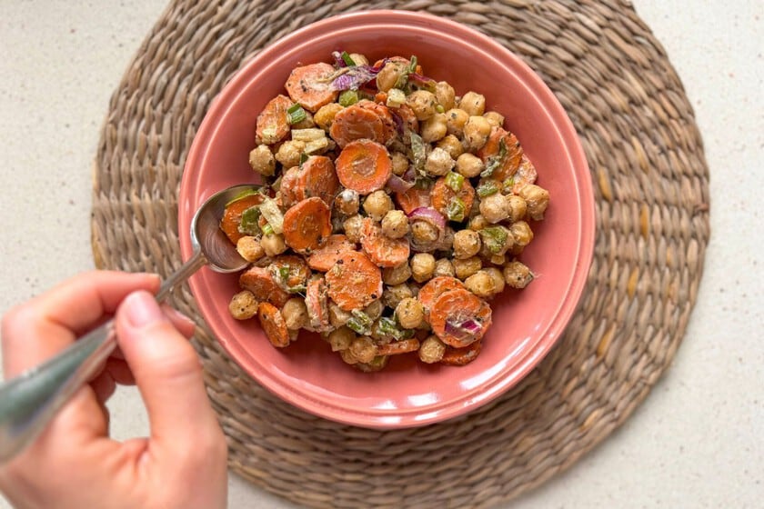 Garbanzos al horno con tahini: una ensalada templada que se arma en una sola fuente