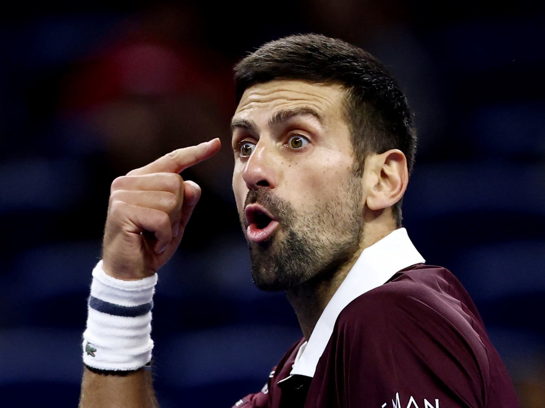 Djokovic, a las piñas con la regla nueva: el serbio revirtió a Zverev en Beijing y ahora va por Medvedev